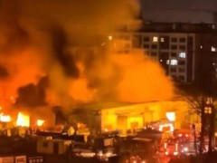 陕西榆林一粮油仓库突发大火无伤亡 6小时奋战扑灭[推荐]