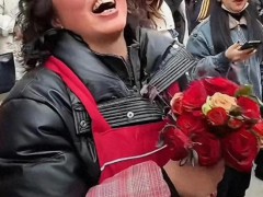 好暖！伴郎接住新娘捧花后跑着送给老妈[推荐]