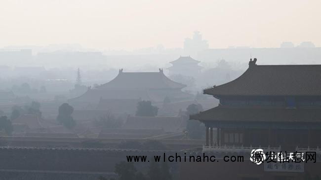 北京今晨能见度下降 紫禁城薄雾缭绕更显神秘深邃