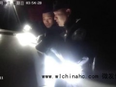 冰路困车 民警垫砖助司机脱困 雪夜救援暖人心[推荐]