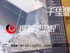 男子屋顶清雪梯子打滑倾倒瞬间摔落 所幸身体无大碍[推荐]