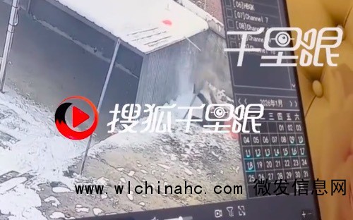 男子屋顶清雪梯子打滑倾倒瞬间摔落 所幸身体无大碍