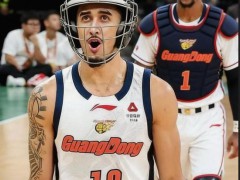 广东男篮外援发穿护具上场图片 激烈对抗引热议[推荐]