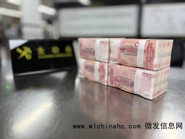 女子行李箱藏大量现金出境被查