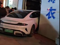 当地回应小米汽车撞进寿衣店 店主称店铺受损闭店待理赔[推荐]