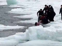 母女落入冰河险被冲走 游客合力救起 众人英勇救援[推荐]