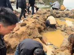 江西一桥下有人挖到金子系谣言 挖掘现场已被清退[推荐]
