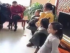 小孩姐拜年祝外公外婆早生贵子 童言无忌引欢笑[推荐]