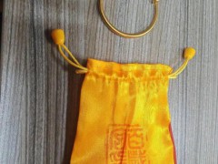 女子感觉金手镯变轻报警 前男友自首 熟人作案真相大白[推荐]