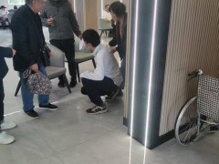 6小时都没找到儿子墓碑老人急哭 最终在工作人员帮助下找到[推荐]
