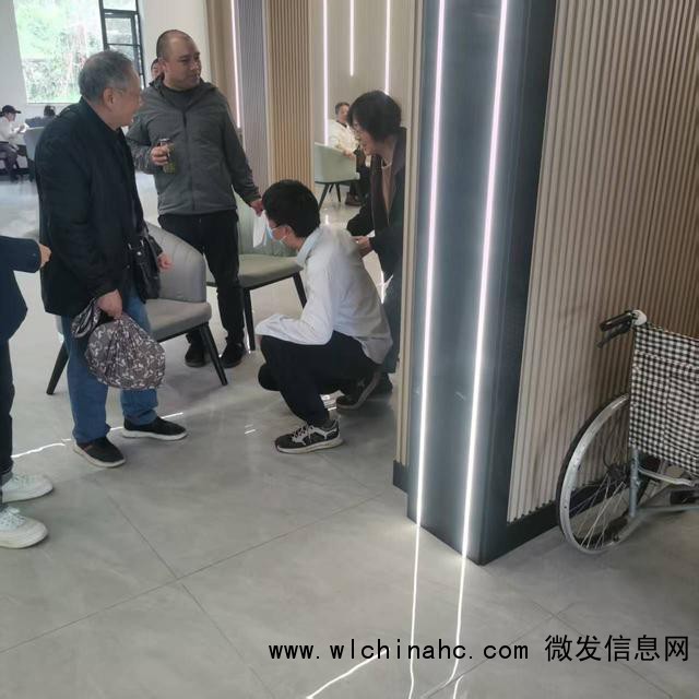 6小时都没找到儿子墓碑老人急哭