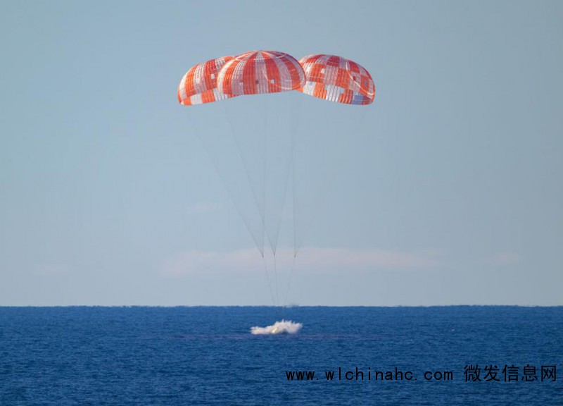 美载人绕月飞船返回地球