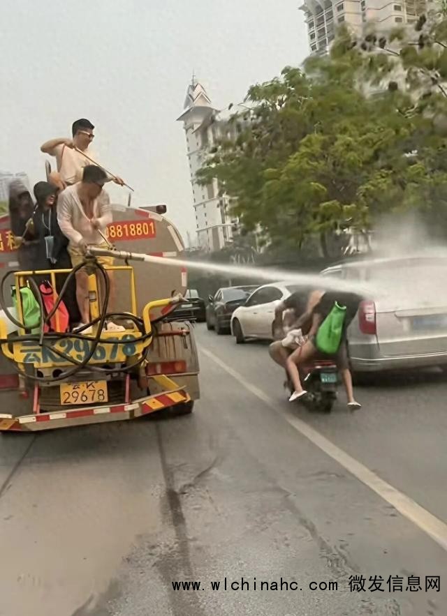 洒水车出租公司宣传用水枪喷射路人