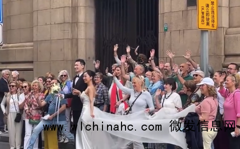 被外滩陌生人的祝福治愈到了！新人拍婚纱照收获世界的祝福