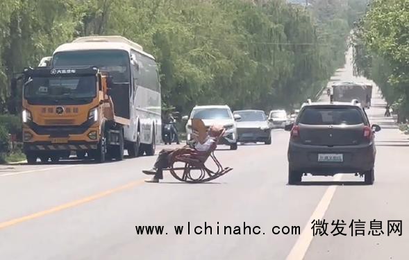 大爷躺马路中间晒太阳 车辆纷纷避让
